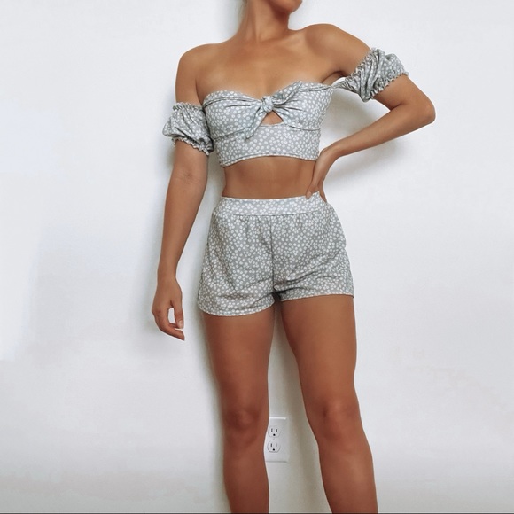 Two-piece floral crop top and shorts - Picture 4 of 6